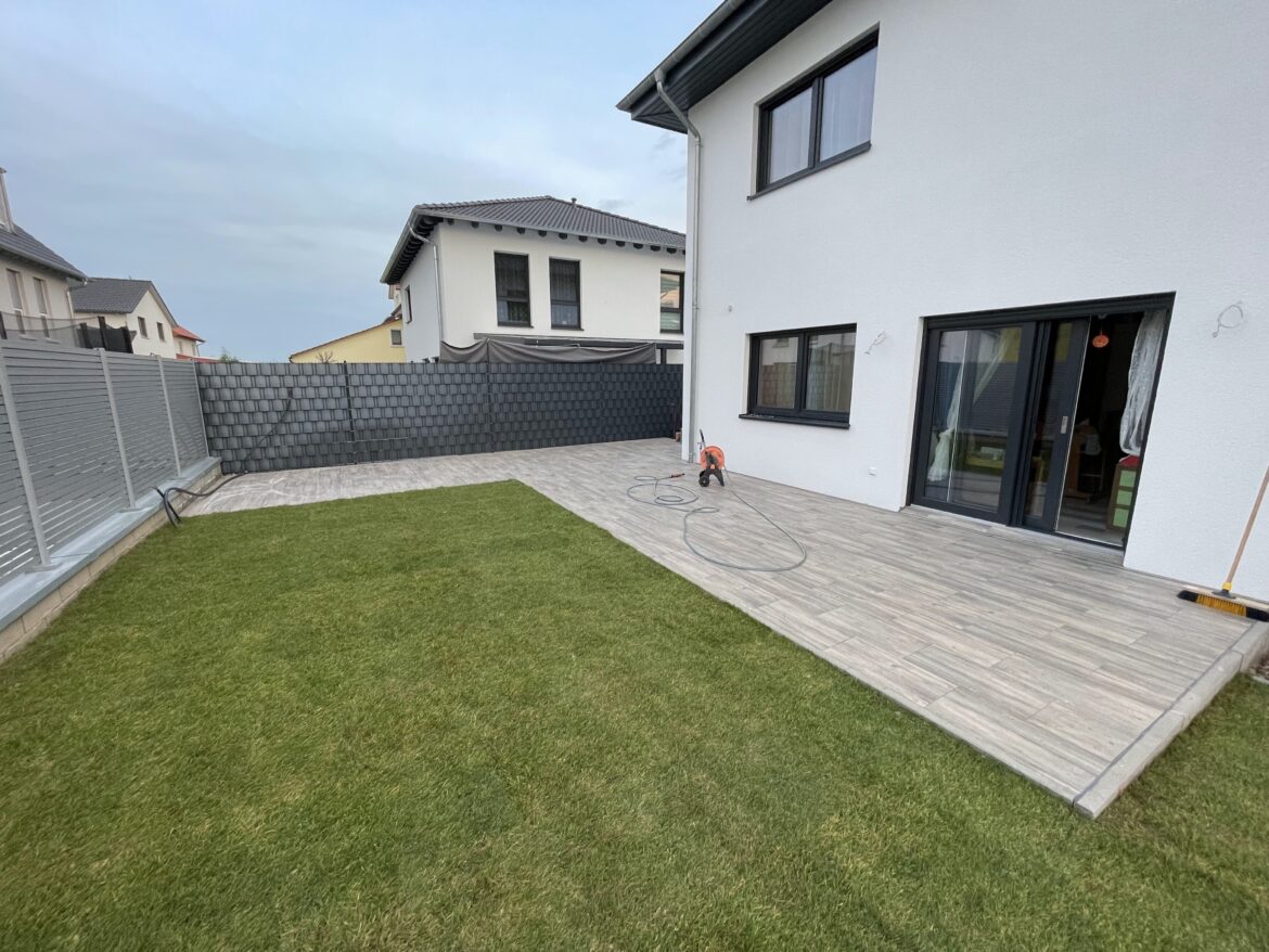Terrasse und Wiese