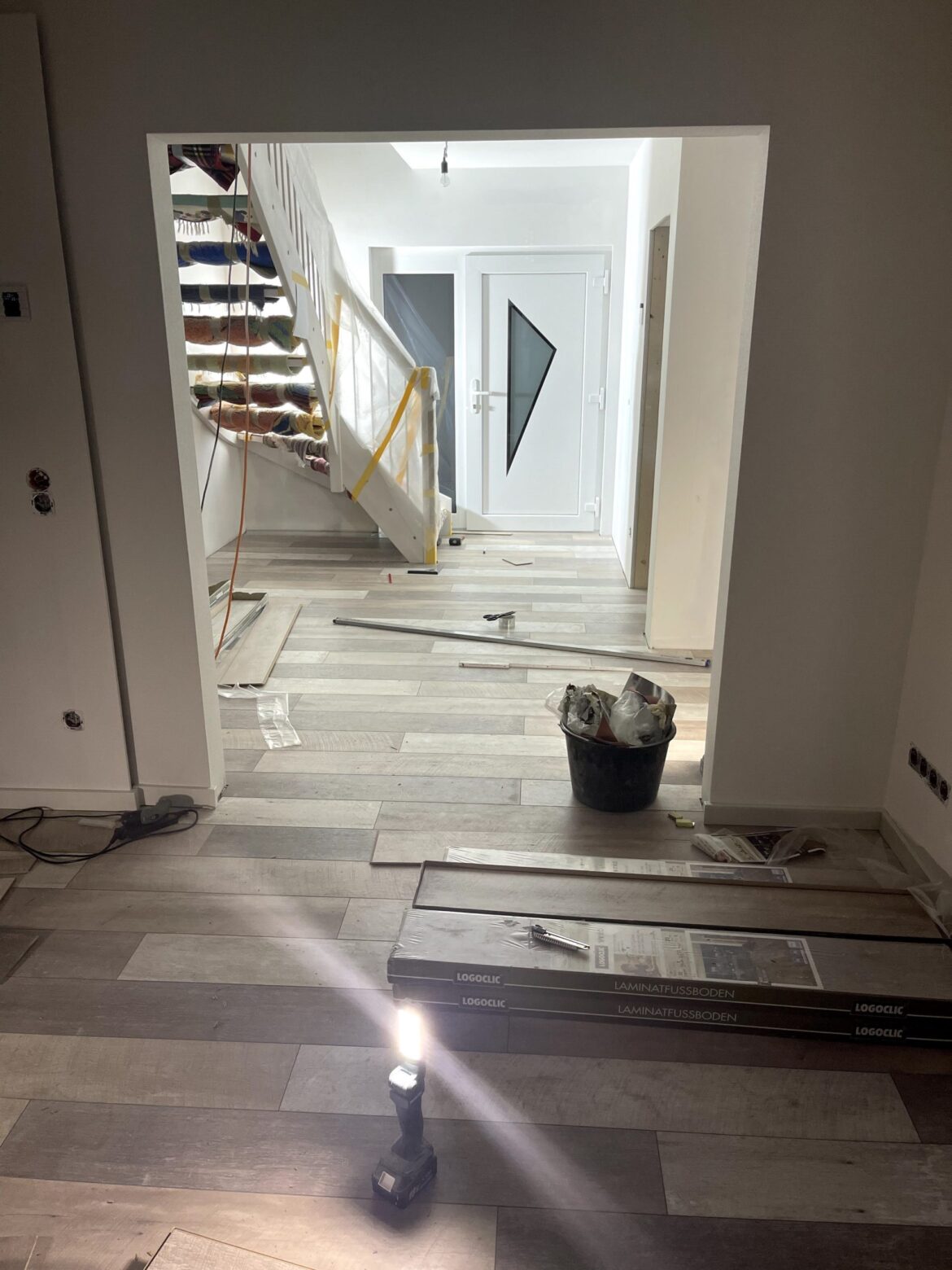 Tapezieren und Laminat verlegen