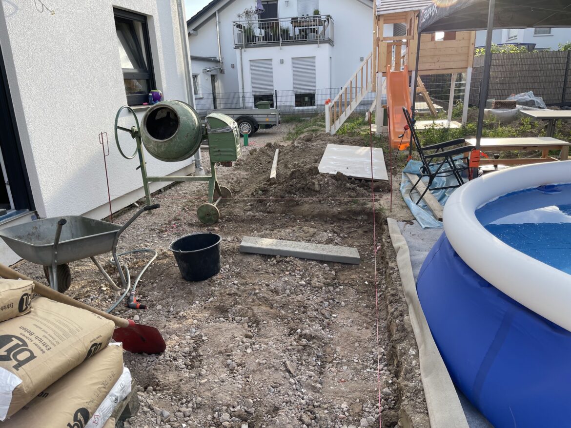 Rasenborde für Terrasse setzen